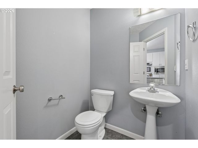 875 Ne EAGLENEST Ct, Hillsboro, OR 97124