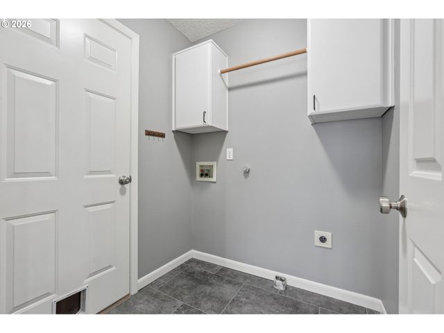 875 Ne EAGLENEST Ct, Hillsboro, OR 97124
