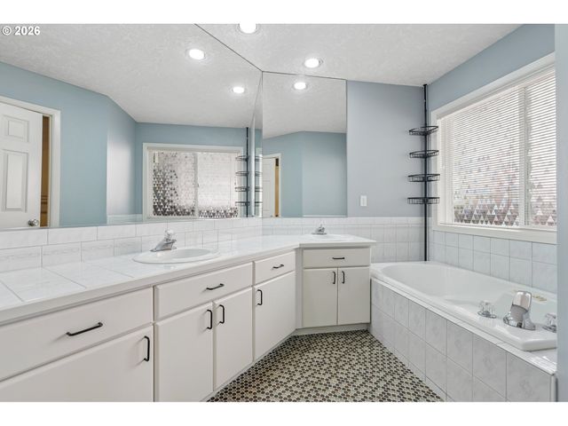 875 Ne EAGLENEST Ct, Hillsboro, OR 97124