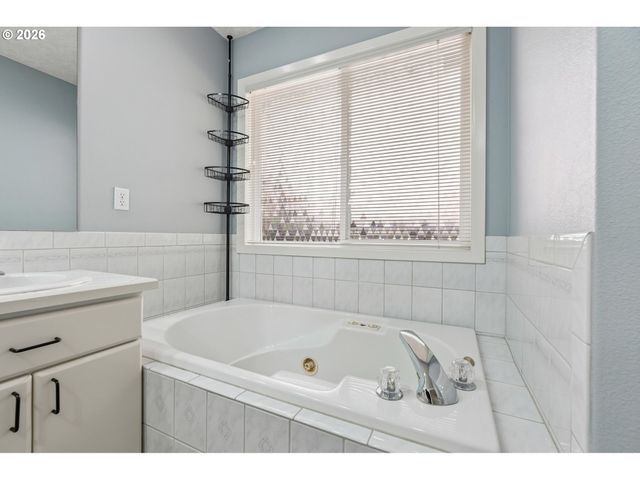 875 Ne EAGLENEST Ct, Hillsboro, OR 97124