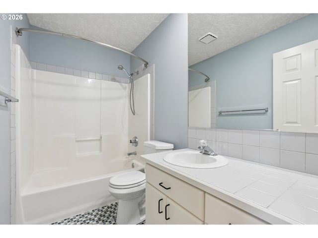 875 Ne EAGLENEST Ct, Hillsboro, OR 97124
