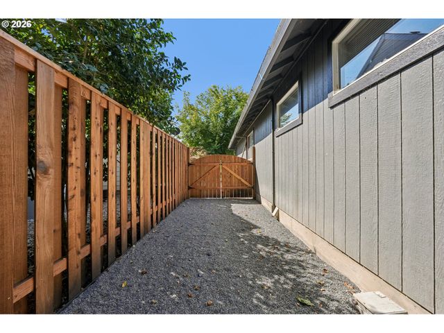 875 Ne EAGLENEST Ct, Hillsboro, OR 97124