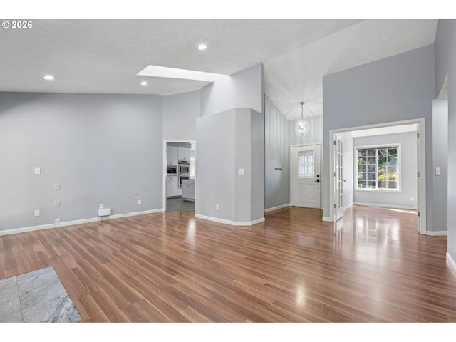 875 Ne EAGLENEST Ct, Hillsboro, OR 97124