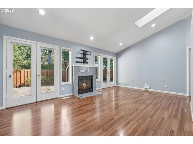 875 Ne EAGLENEST Ct, Hillsboro, OR 97124