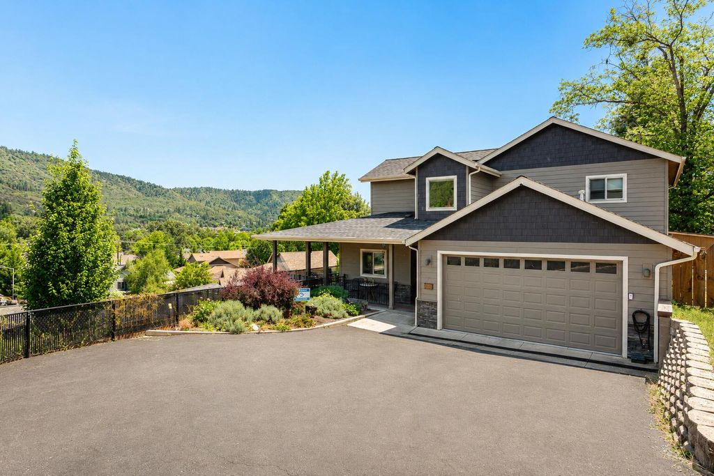 122 NW Rook Drive, Grants Pass, OR 97526