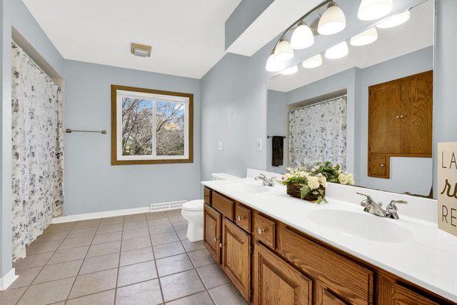 1759 Davids View DRIVE, West Bend, WI 53090