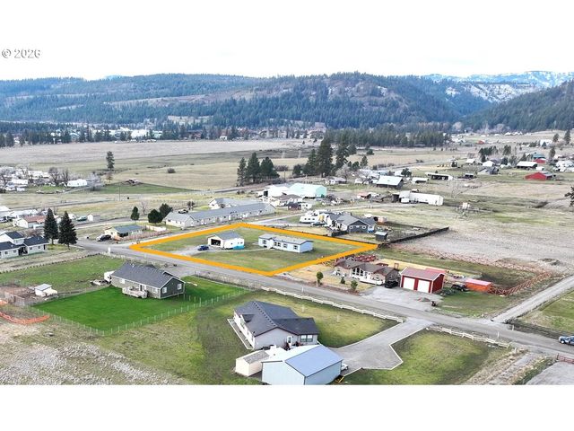 900 N 15TH Ave, Elgin, OR 97827