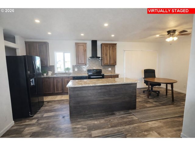 900 N 15TH Ave, Elgin, OR 97827