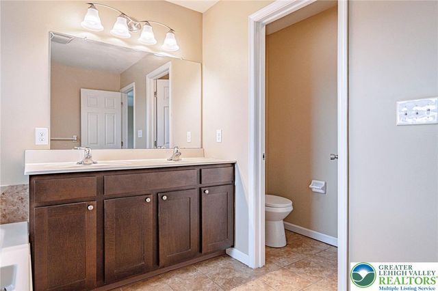 233 Snapdragon Way, Upper Macungie Twp, PA 18104