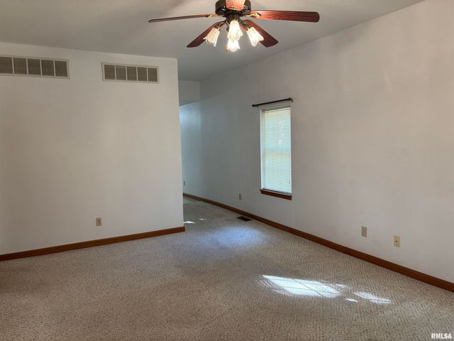 822 S CLAY Street, Taylorville, IL 62568