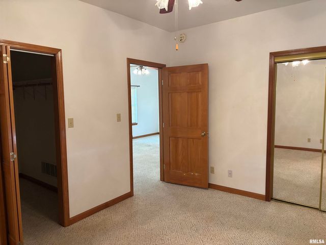 822 S CLAY Street, Taylorville, IL 62568