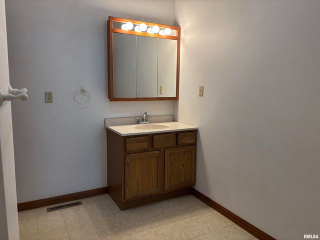 822 S CLAY Street, Taylorville, IL 62568