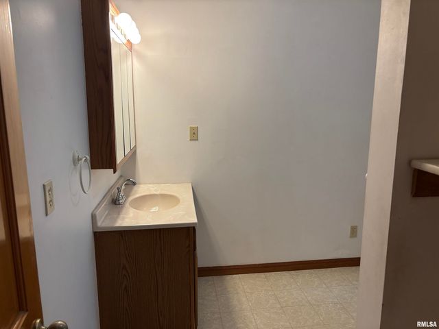 822 S CLAY Street, Taylorville, IL 62568