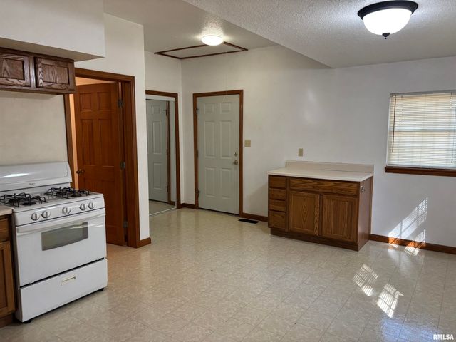 822 S CLAY Street, Taylorville, IL 62568