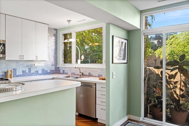 68 W Schiller Street, Chicago, IL 60610