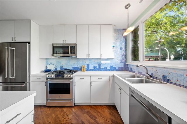 68 W Schiller Street, Chicago, IL 60610