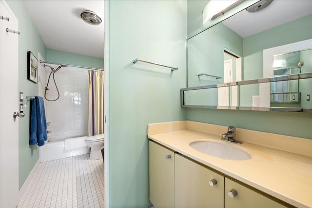 68 W Schiller Street, Chicago, IL 60610