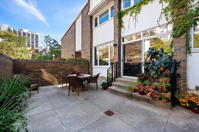 68 W Schiller Street, Chicago, IL 60610