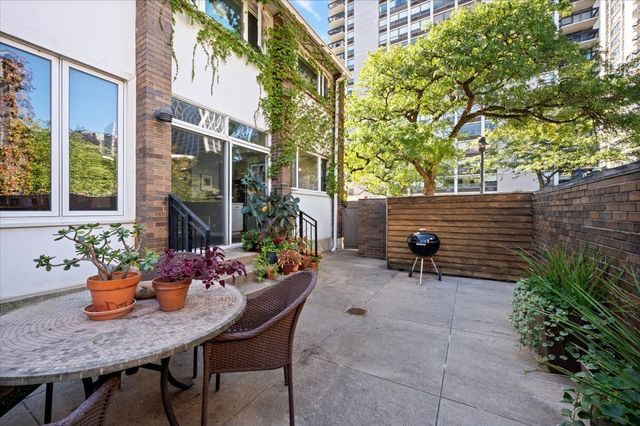 68 W Schiller Street, Chicago, IL 60610