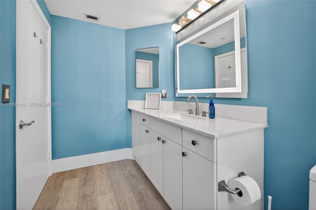 21050 Point Place 2301, Aventura, FL 33180