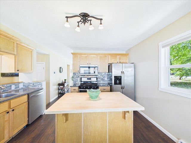 2379 Roselawn Avenue W, Lauderdale, MN 55113