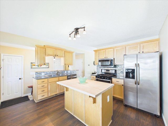 2379 Roselawn Avenue W, Lauderdale, MN 55113