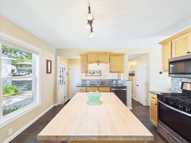2379 Roselawn Avenue W, Lauderdale, MN 55113