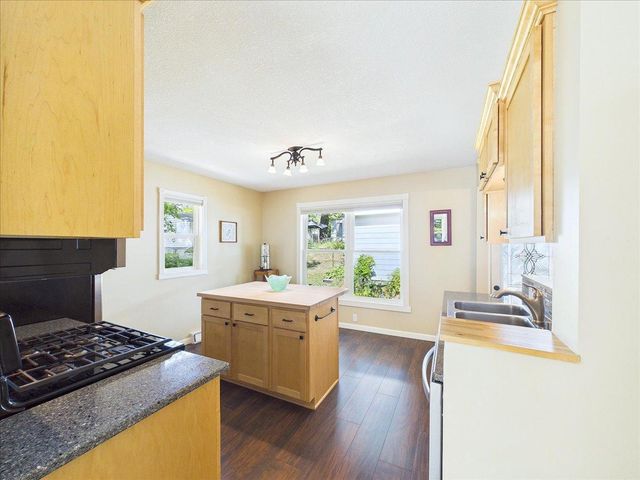 2379 Roselawn Avenue W, Lauderdale, MN 55113