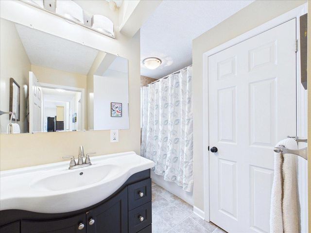 2379 Roselawn Avenue W, Lauderdale, MN 55113