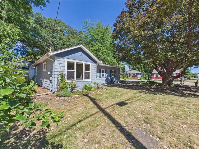 2379 Roselawn Avenue W, Lauderdale, MN 55113