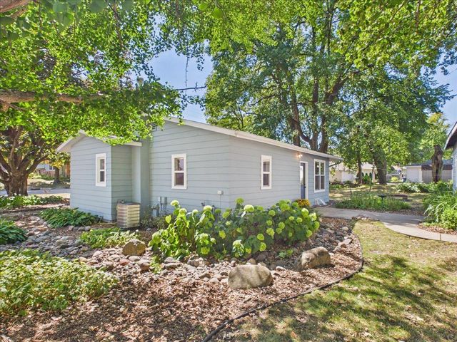 2379 Roselawn Avenue W, Lauderdale, MN 55113