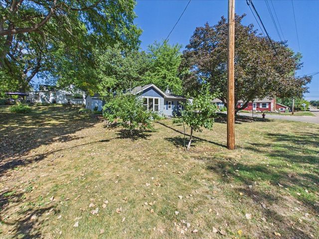 2379 Roselawn Avenue W, Lauderdale, MN 55113