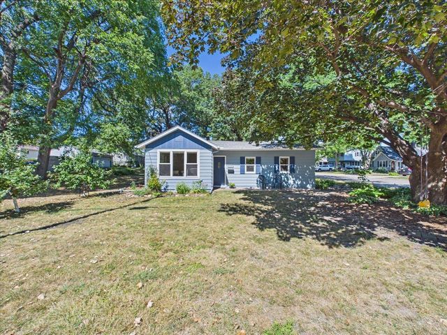 2379 Roselawn Avenue W, Lauderdale, MN 55113