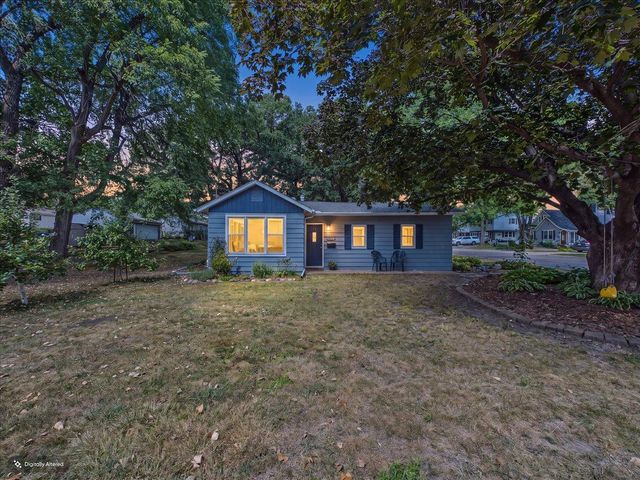 2379 Roselawn Avenue W, Lauderdale, MN 55113