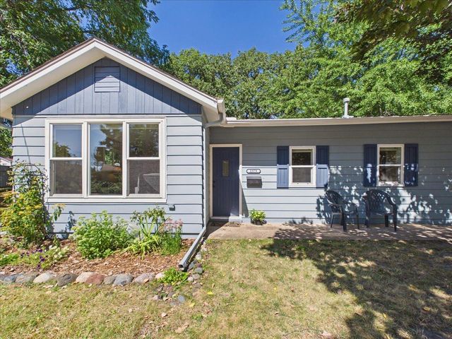 2379 Roselawn Avenue W, Lauderdale, MN 55113