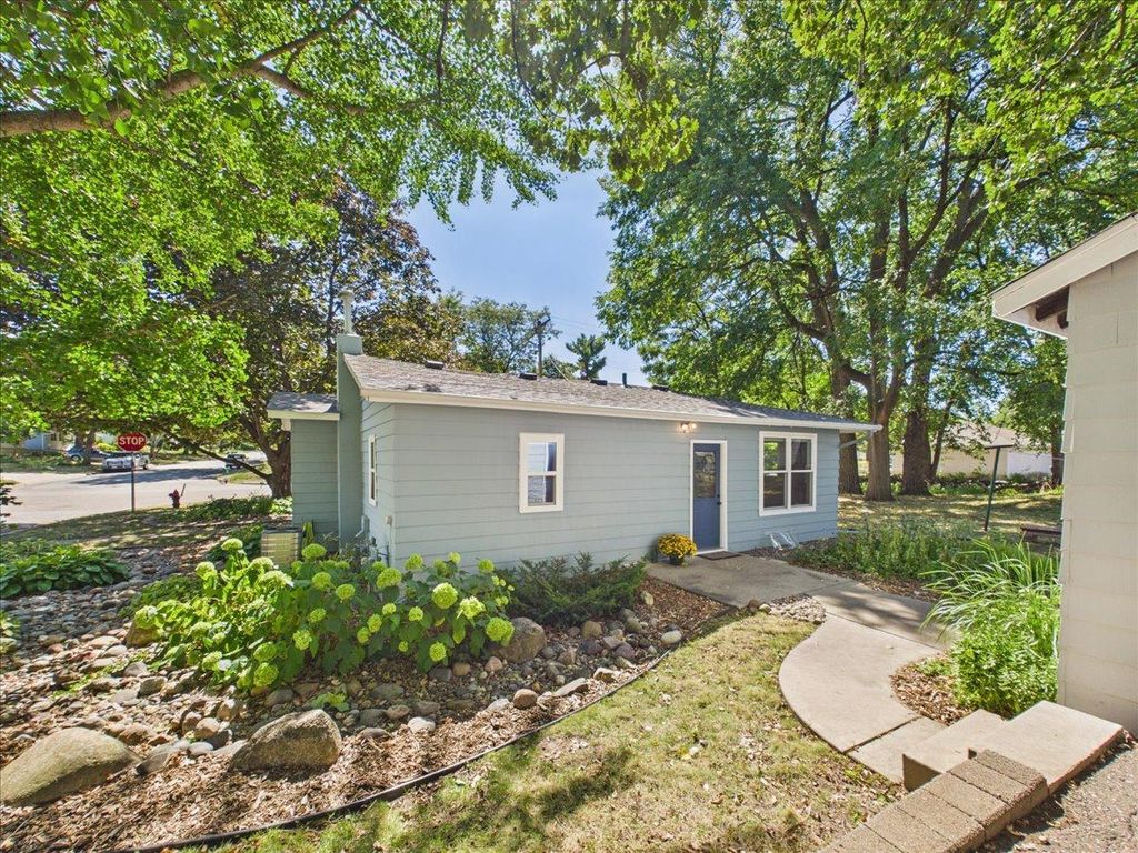 2379 Roselawn Avenue W, Lauderdale, MN 55113 — photo 4