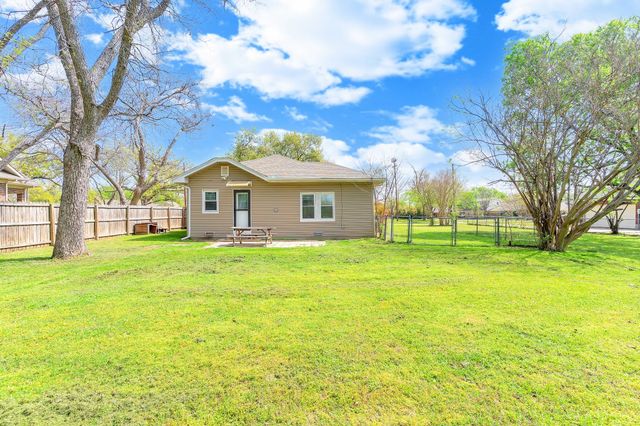 914 Prairie Avenue, Cleburne, TX 76033