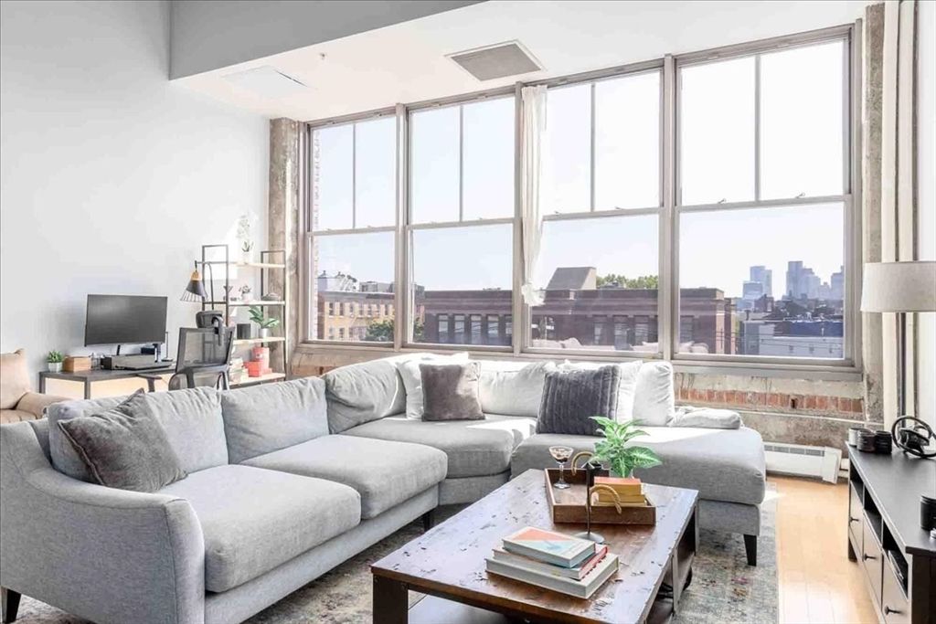 156 Porter St 320, Boston, MA 02128