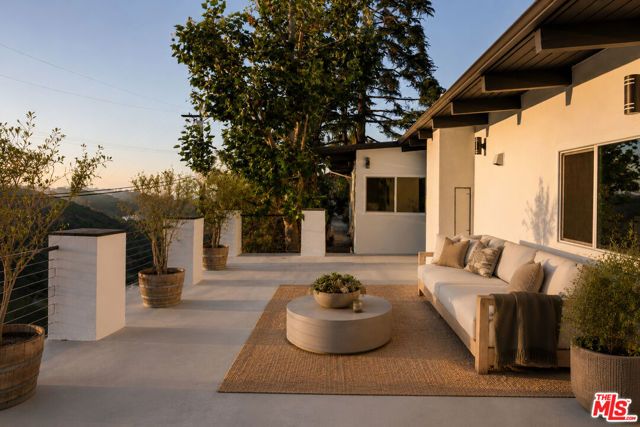 2065 Kew Drive, Los Angeles, CA 90046