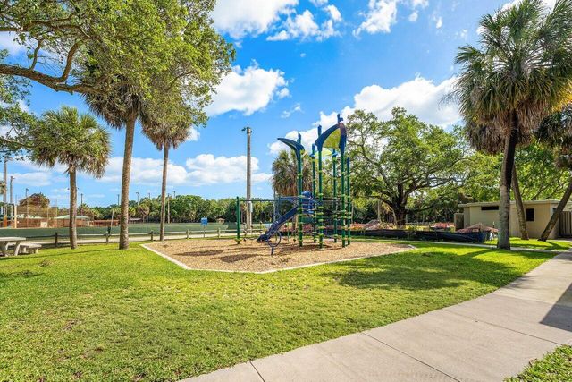2101 N Palm Circle, North Palm Beach, FL 33408