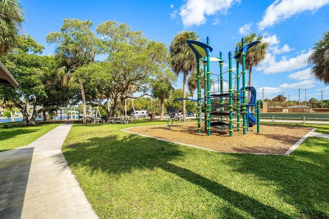 2101 N Palm Circle, North Palm Beach, FL 33408