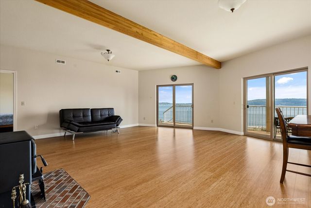 2364 Strawberry Point Road, Oak Harbor, WA 98277