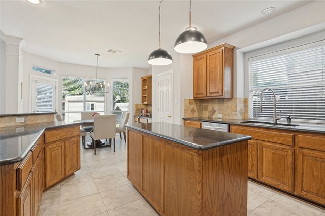 2323 Everton Drive, Arlington, TX 76001