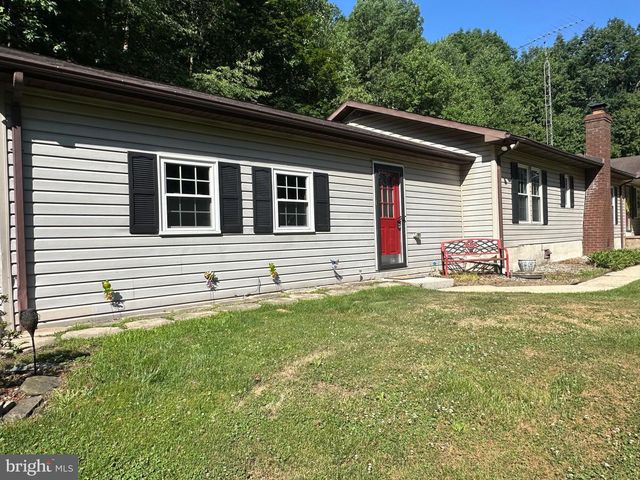 7426 SPRING RD, Seven Valleys, PA 17360
