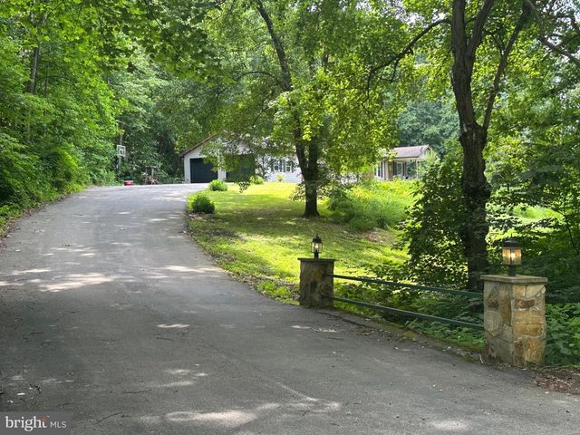 7426 SPRING RD, Seven Valleys, PA 17360