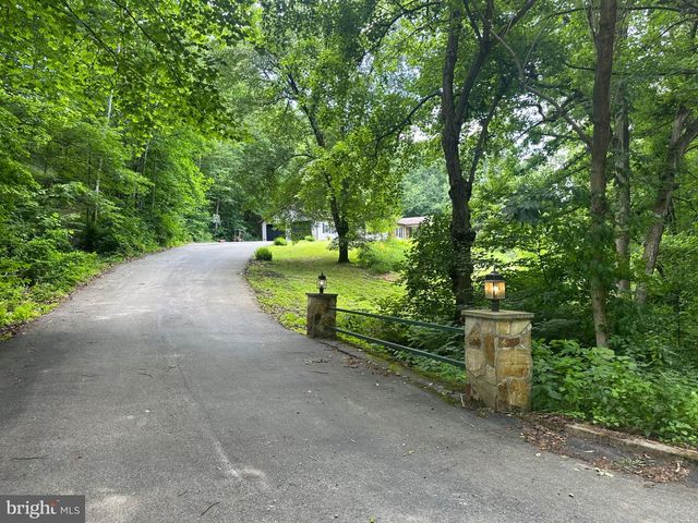 7426 SPRING RD, Seven Valleys, PA 17360