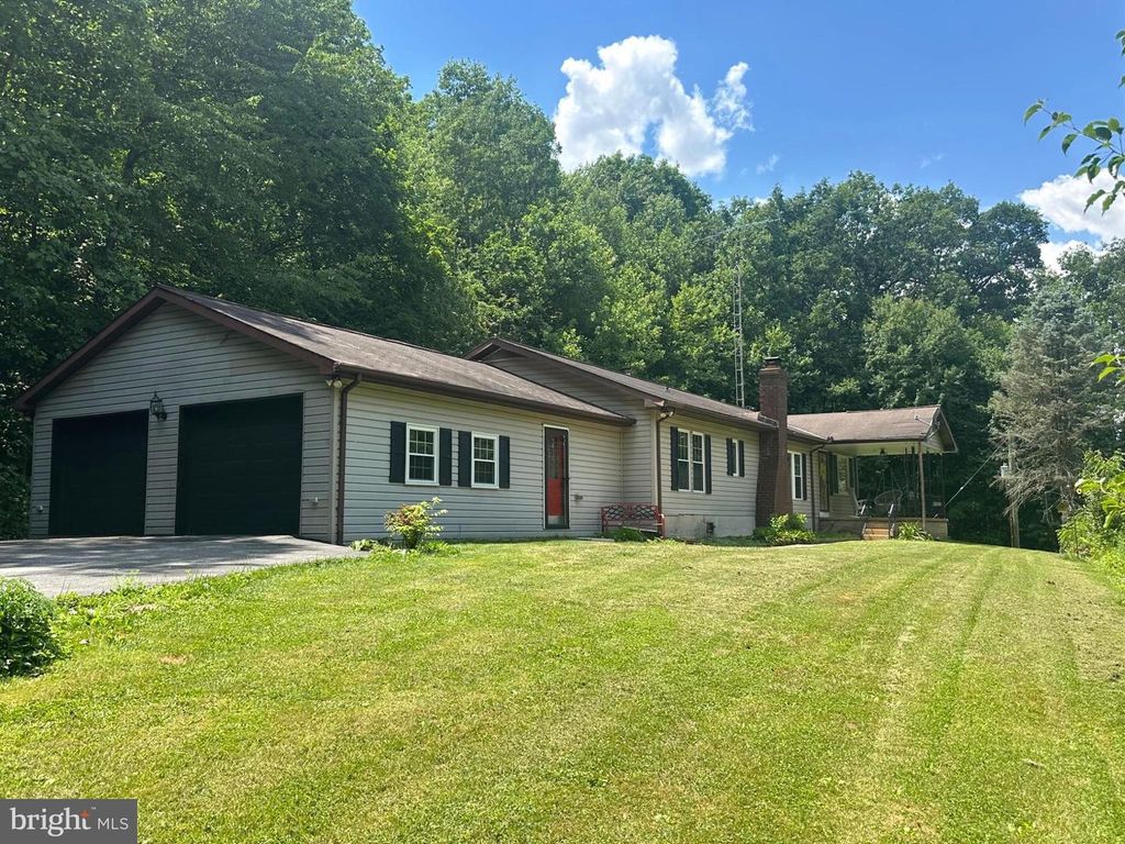 7426 SPRING RD, Seven Valleys, PA 17360