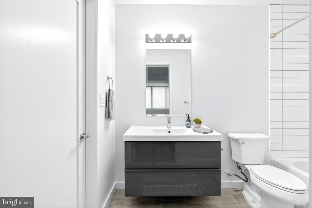 Image 11 of property listing at 700 ROEDER RD #104, Silver Spring, MD 20910