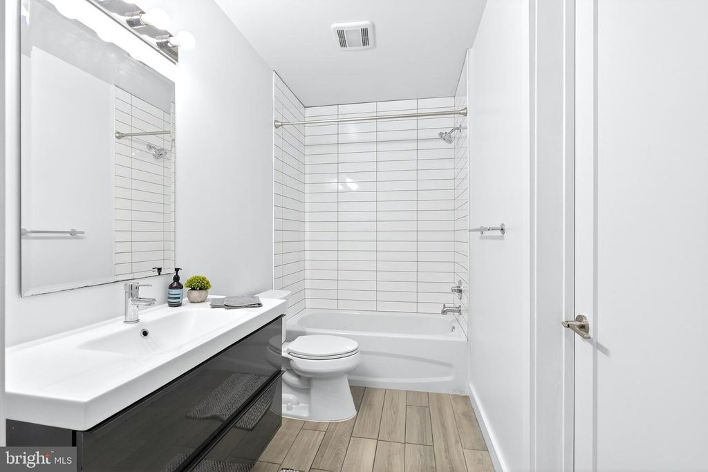 Image 12 of property listing at 700 ROEDER RD #104, Silver Spring, MD 20910