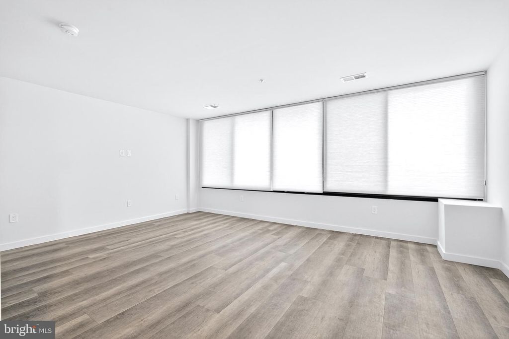 Image 4 of property listing at 700 ROEDER RD #104, Silver Spring, MD 20910